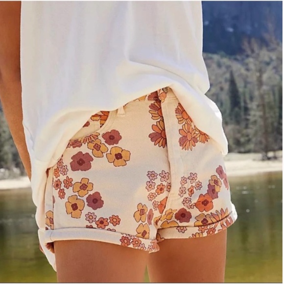 We The Free Pants - We the Free Shorts, Floral Print, High Rise, Button Fly, Rolled Hem, Waist 26